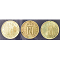 -7- Lott 3 stk. 10 �rer 1915, -18 & -19, VK - NM112. 1915, kv. 01, rester av pvc
NM115. 1918 (8 p� 7), kv. 1-, rester av pvc
NM116. 1919, kv. 0/01, rester av pvc / Numisma Mynthandel A/S: kr.  1,-